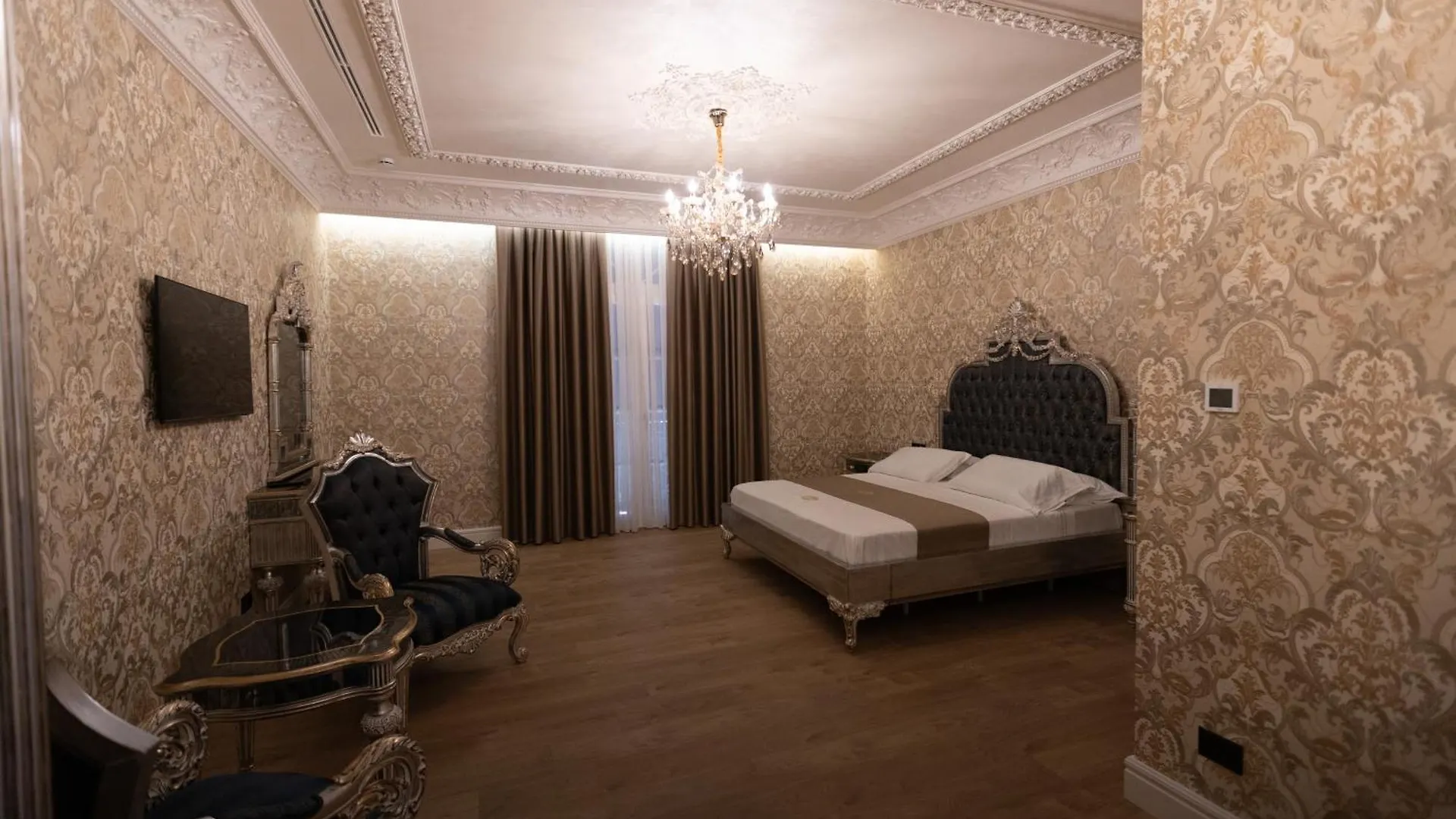 King & Queen Palace Fier Albánia